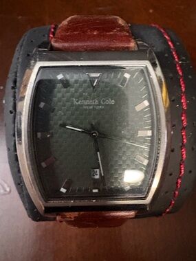 Men’s Kenneth Cole green Textured Dial Leather Strap Watch circa 2002